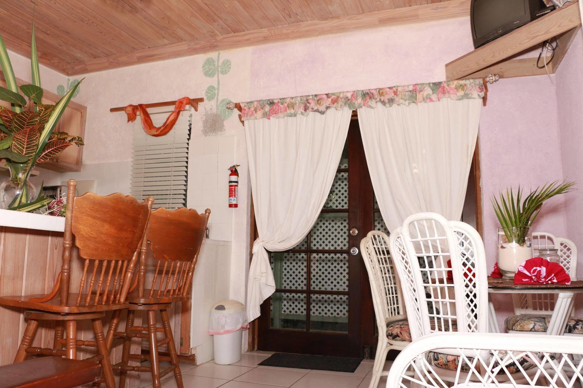 The Sugar Apple Lodging Dunmore Town Екстер'єр фото